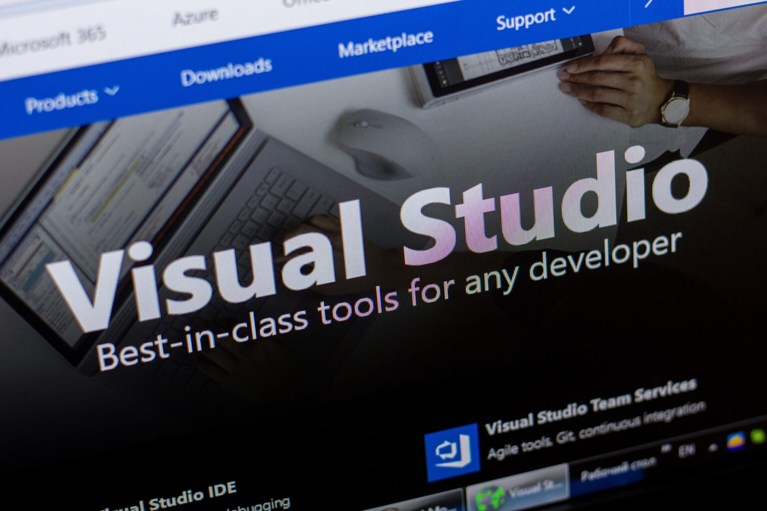 This is the homepage of VisualStudio website on the display of PC, reference of the Visual Studio IDE software